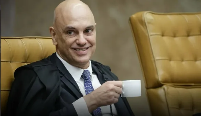 Alexandre de Moraes ri de todos nós, os bobos da Corte