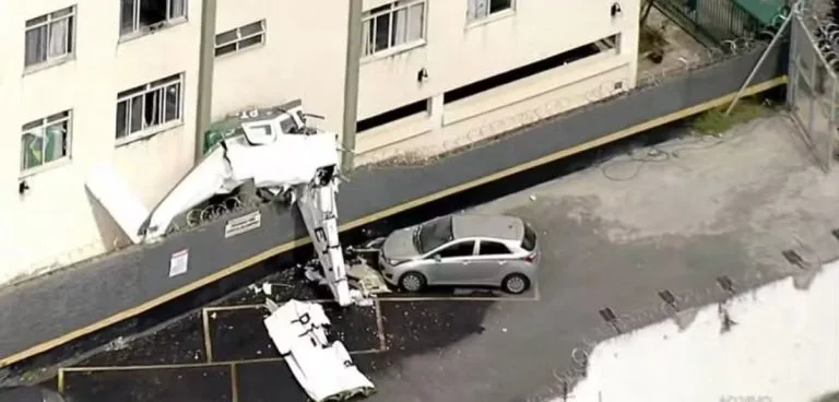 Avião cai e bate em prédio residencial em BH; uma pessoa morreu