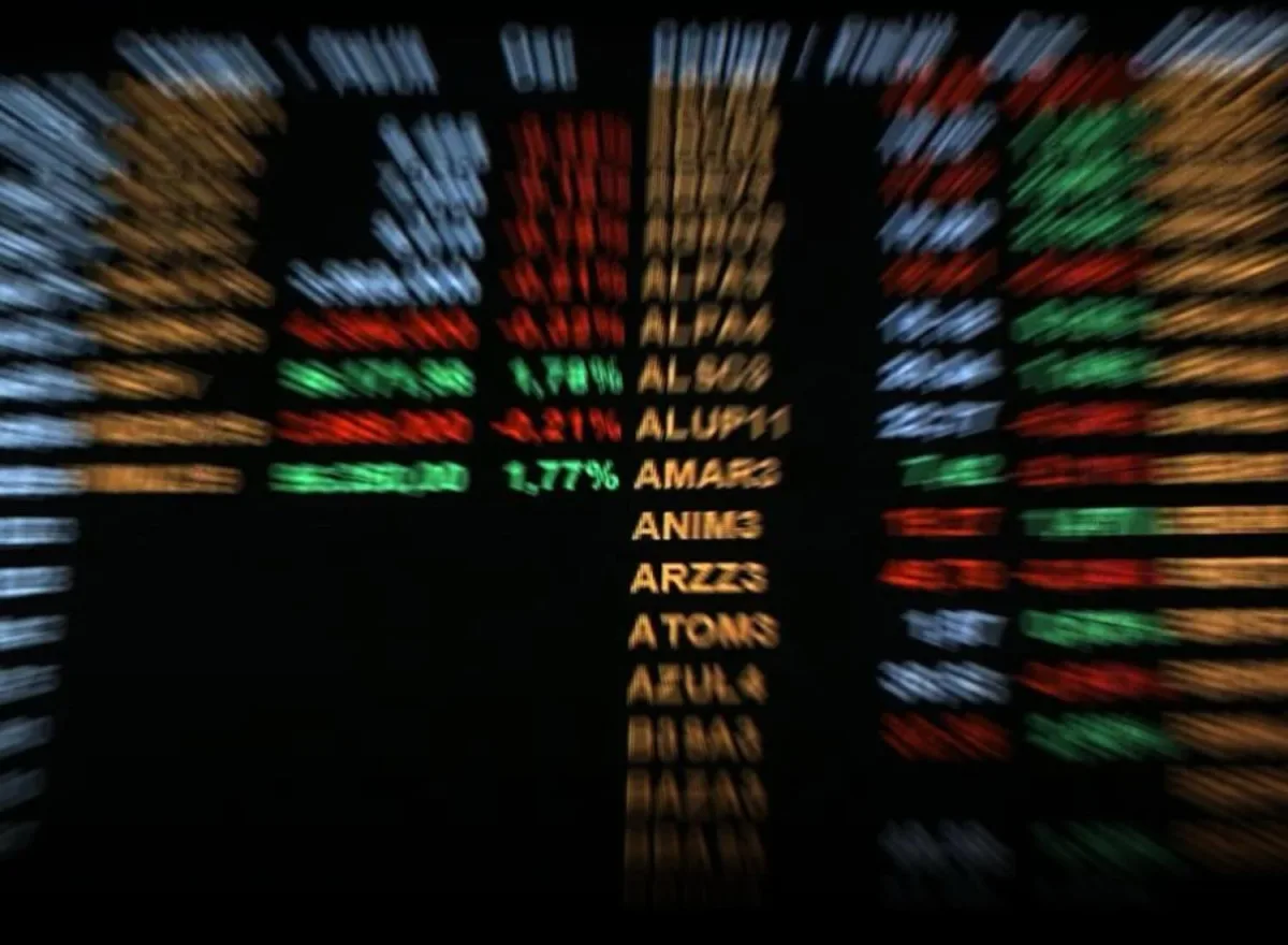 Bolsa opera em alta após inflação acelerar e Flávio liderar novas pesquisas