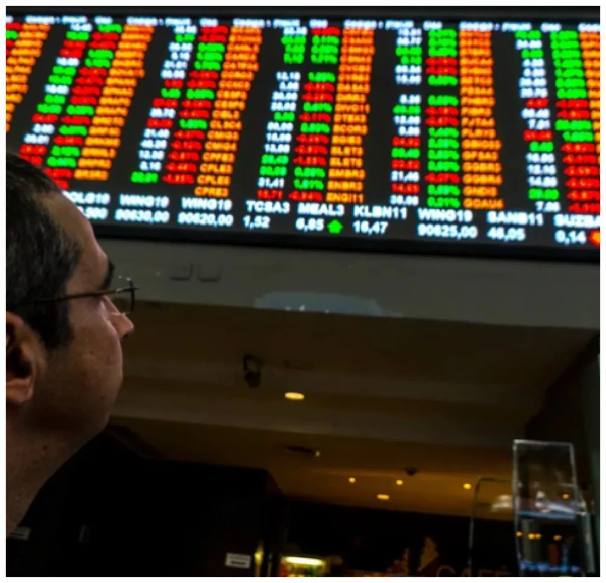 Bolsa sobe com perspectiva de vitória de Flávio e dólar fecha abaixo de R$ 5 antes do 2° turno