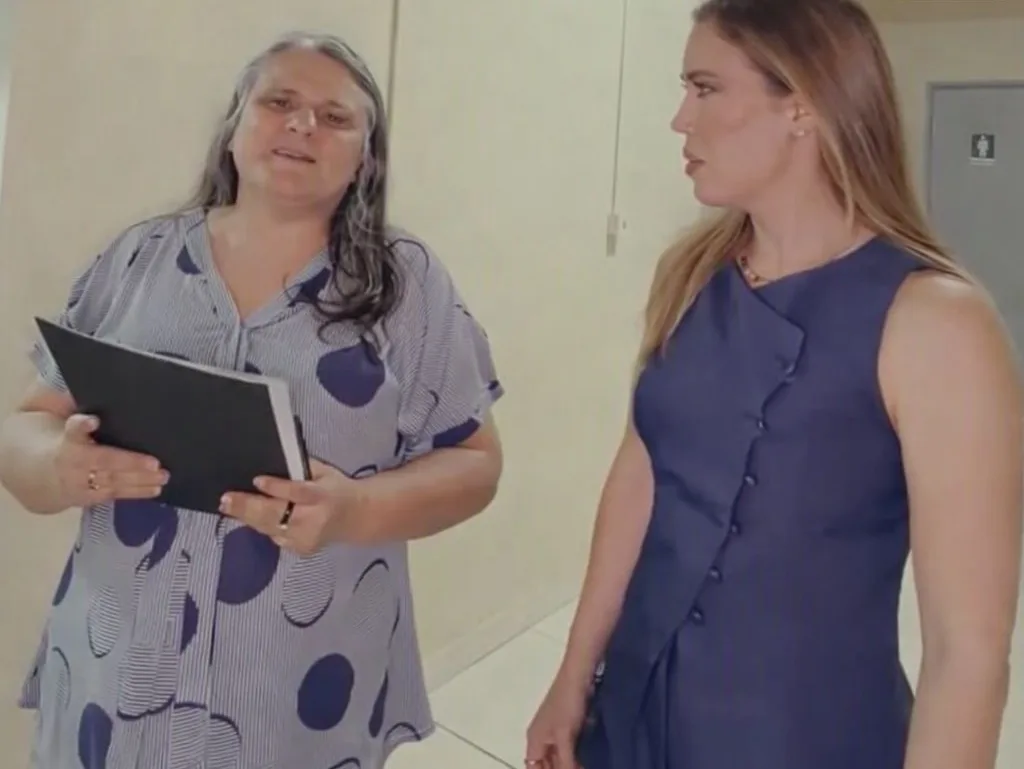 Carol Morais entrega ao Instituto dos Cegos plano de governo de Efraim Filho em Braille