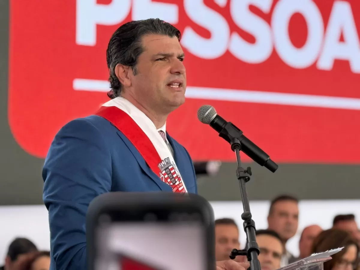 Durante posse, Leo agradece apoio de João Azevêdo à sua trajetória política