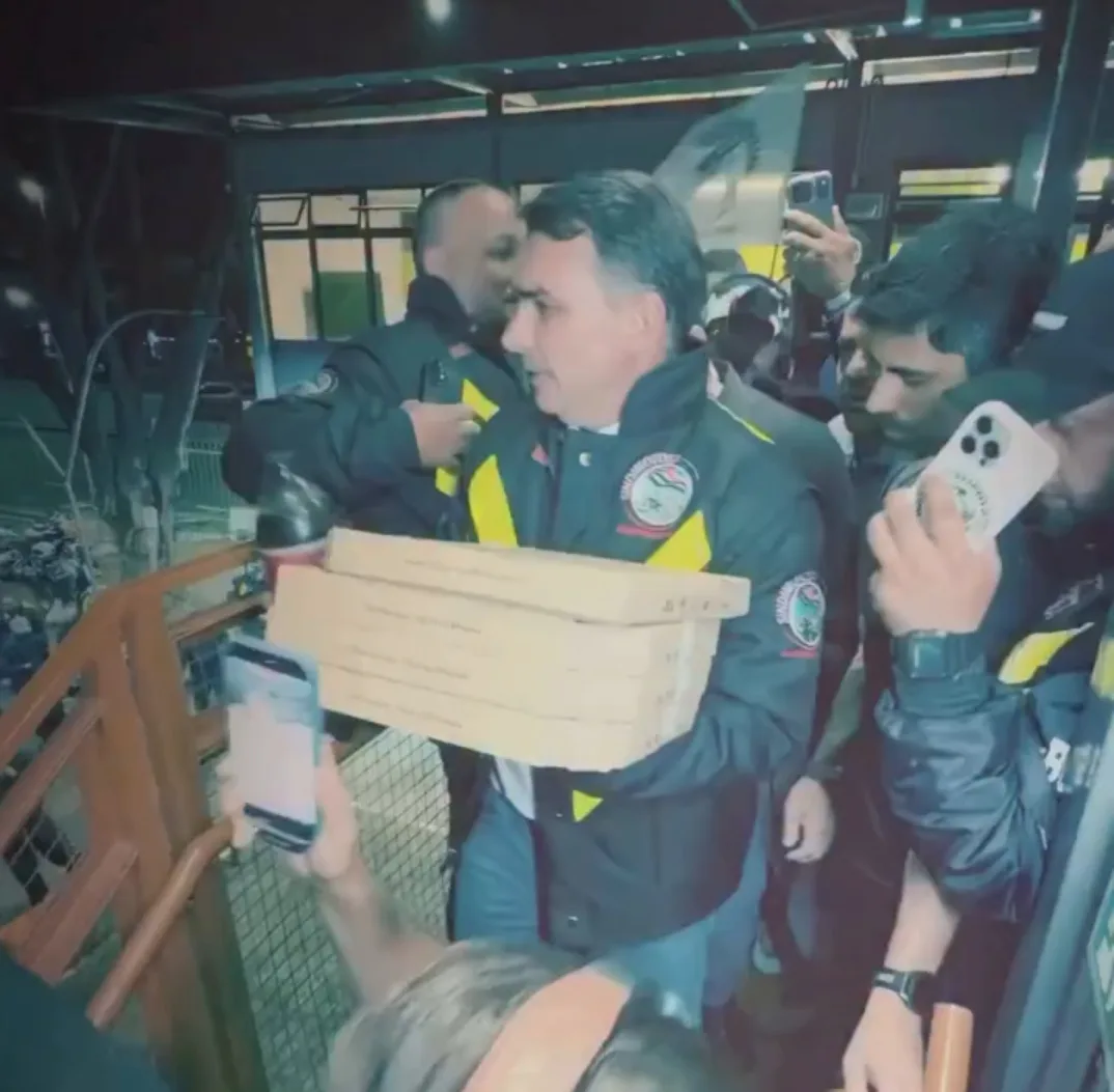 Em agenda "surpresa", Flávio Bolsonaro entrega pizzas a motoboys em SP