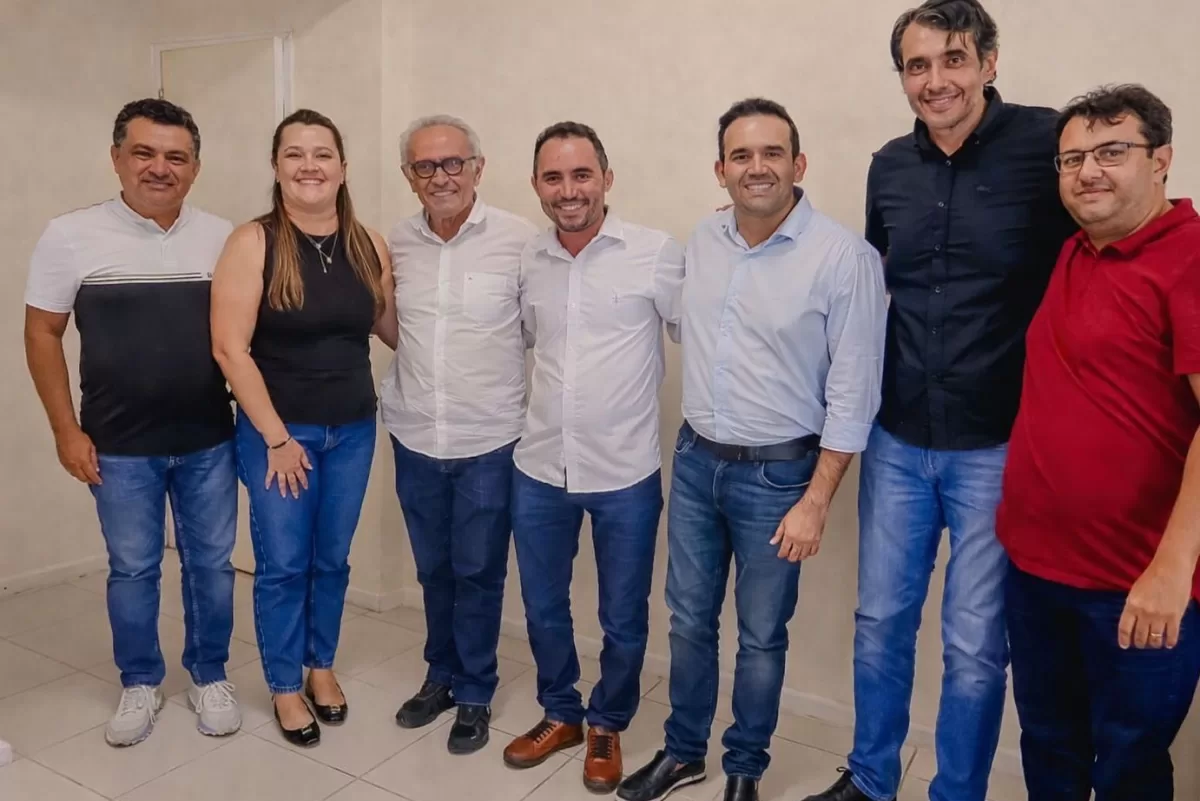 Em pré-campanha ao Governo do Estado, Cícero Lucena recebe