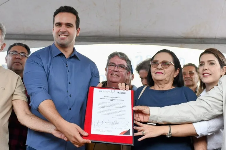 Em São João do Cariri, Lucas Ribeiro entrega pavimentação e anuncia construção de estrada