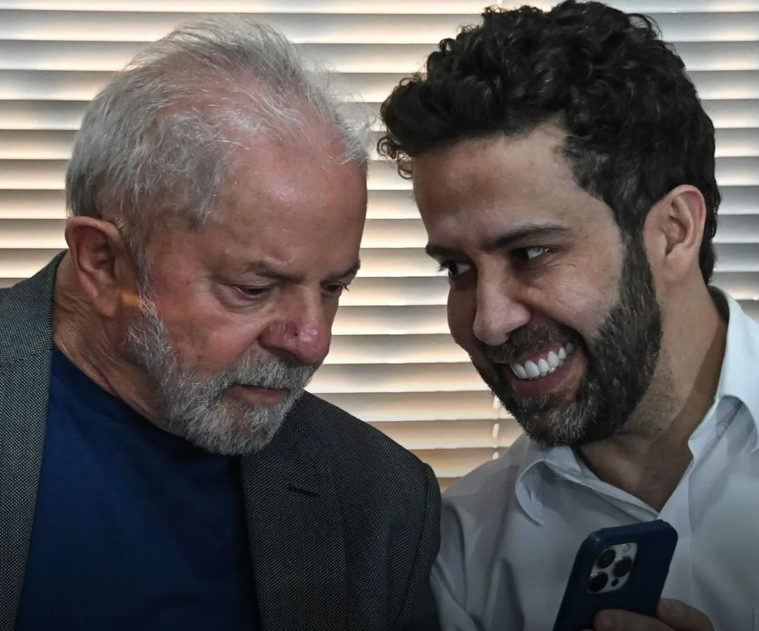 'Exército de Lula: canal de Janones no WhatsApp passa de 50mil a mais de 1 milhão de seguidores em dois dias