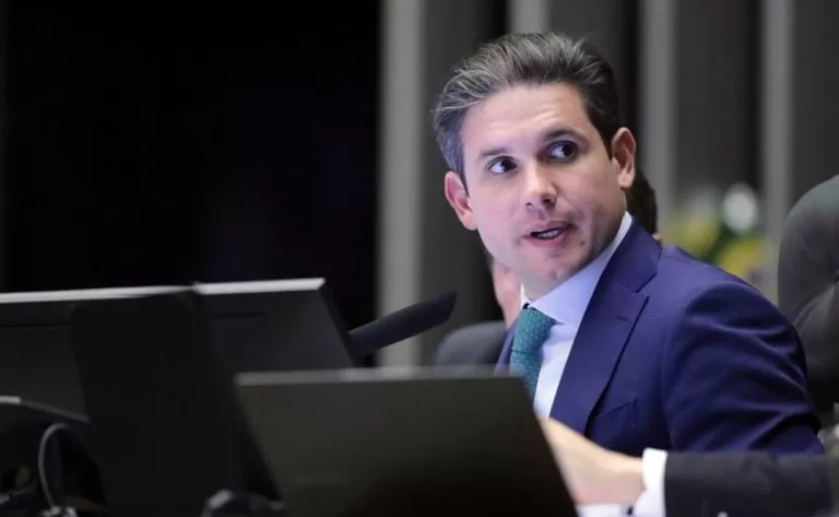 Fim da escala 6×1: Hugo Motta cria Comissão Especial