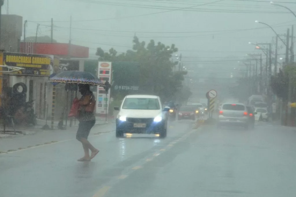 Frente fria avança e chuvas se intensificam pelo país; veja a previsão
