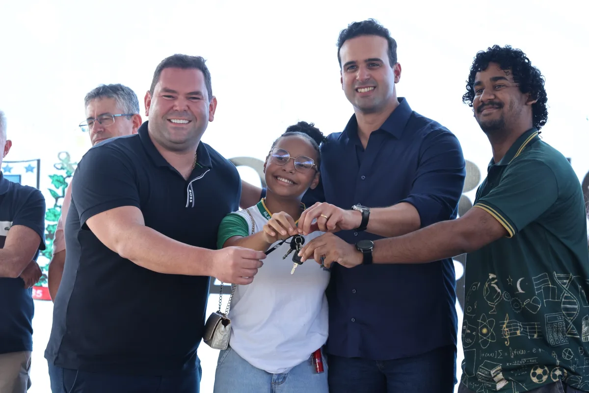 Governador Lucas Ribeiro entrega novos ônibus escolares com investimento de R$ 22 milhões