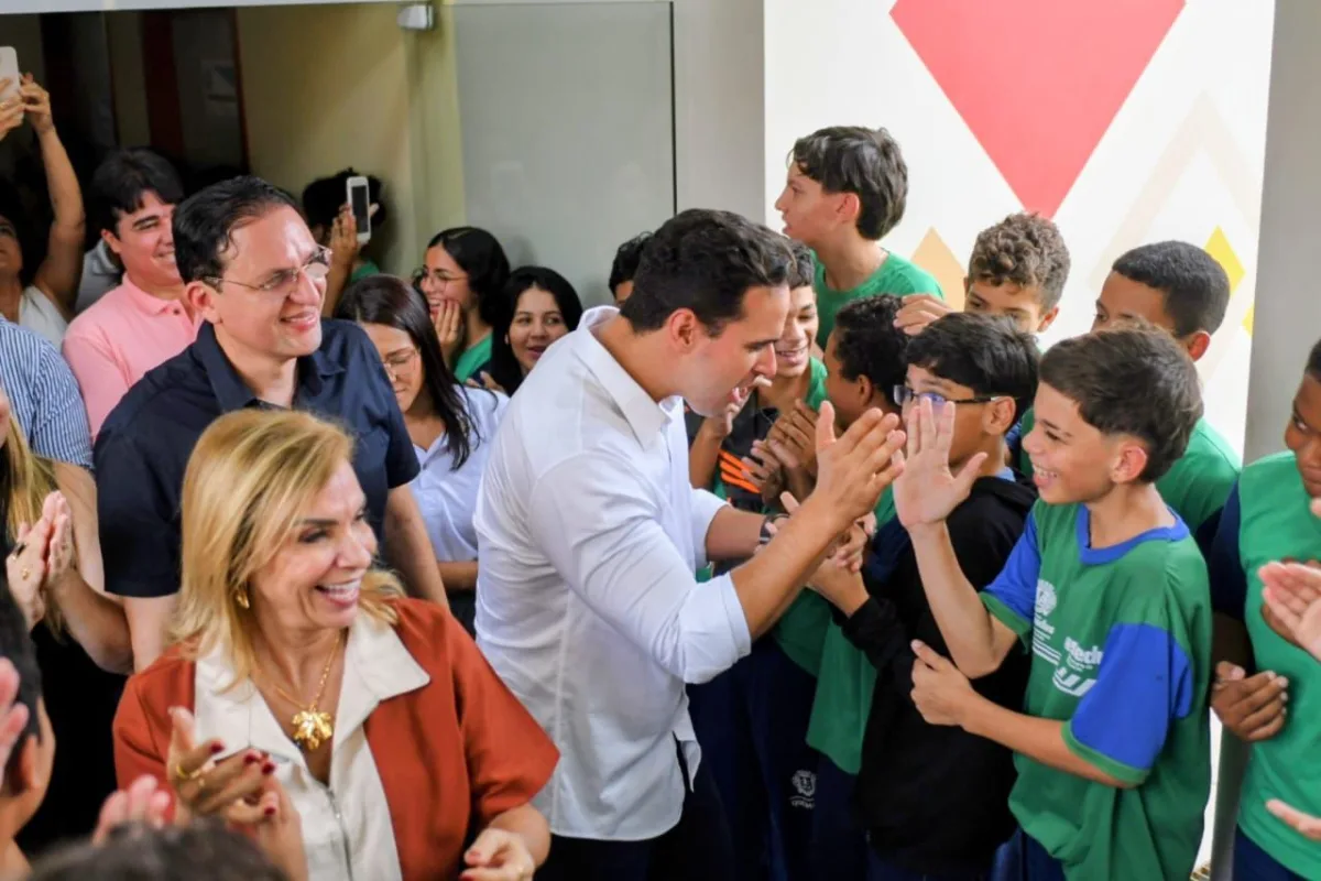 Governador Lucas Ribeiro inaugura escola integral, entrega ônibus escolares e autoriza obras de saneamento em Queimadas