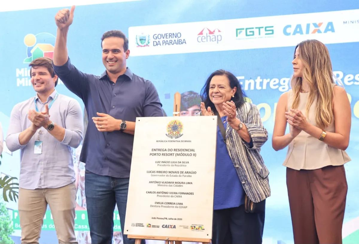 Governador Lucas Ribeiro participa da entrega de residencial para atender 192 famílias com a casa própria