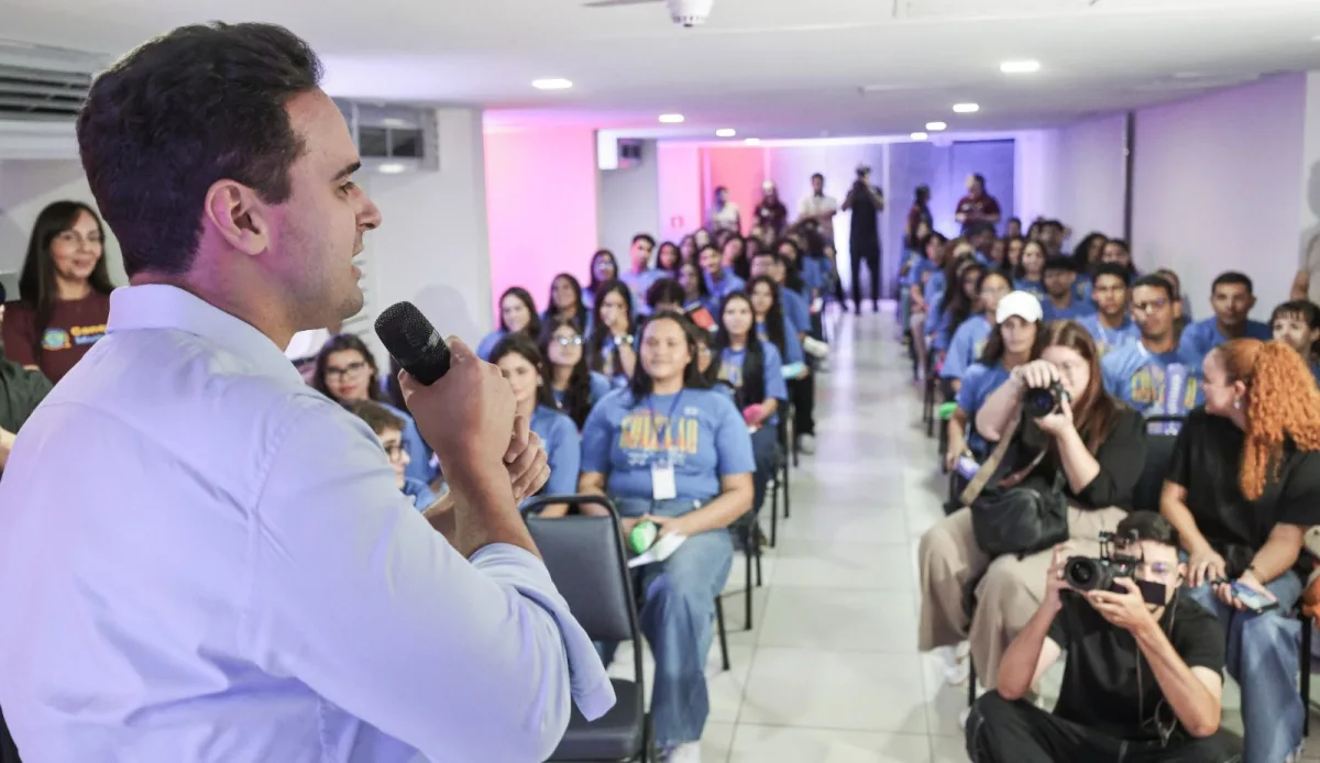 Governador Lucas Ribeiro participa de pré-embarque de 59 estudantes da rede estadual para o Chile pelo Conexão Mundo