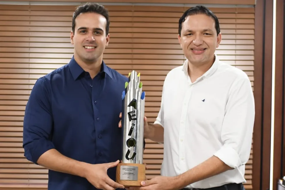 Governador recebe comenda que foi concedida pelo Senado Federal em reconhecimento aos resultados positivos na educação