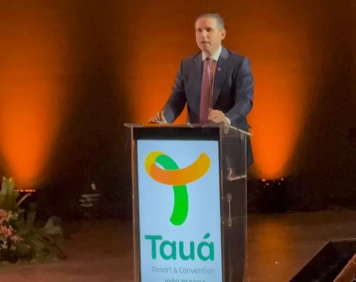 Hugo Motta enaltece empenho de João Azevêdo na inauguração do Tauá Resorts