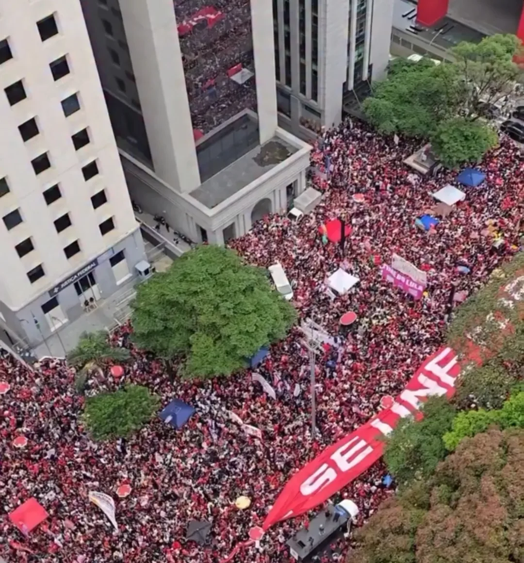 IMAGENS AÉREAS MOSTRAM MULTIDÃO EM ATO DE LULA NA AVENIDA PAULISTA