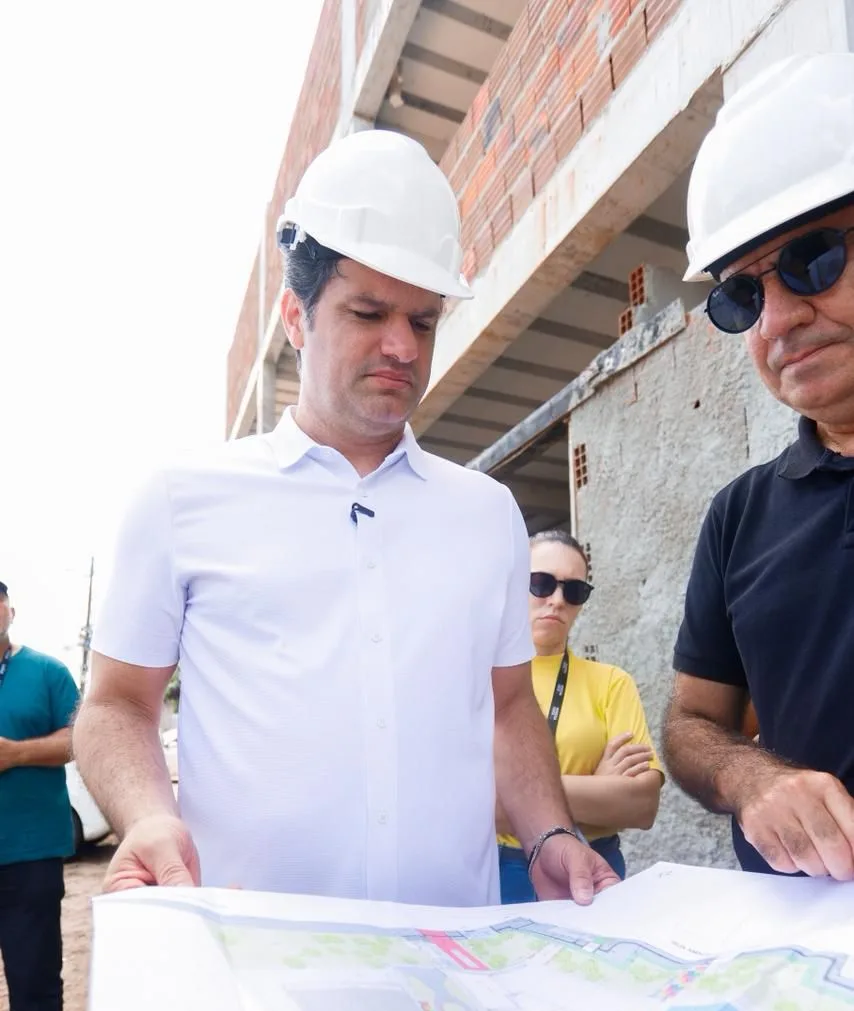 Infraestrutura avança Leo Bezerra celebra retomada de obras de escola em Gramame e acompanha conclusão de obra na ladeira do Timbó, com serviço da Seinfra
