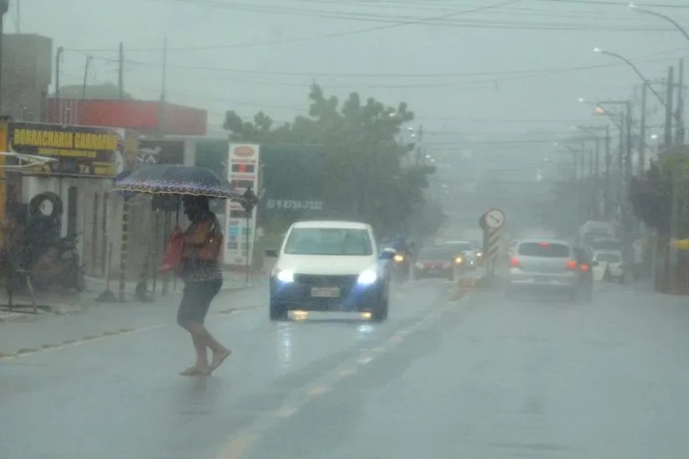 Inmet emite alertas de chuvas intensas para quase toda Paraíba; veja lista
