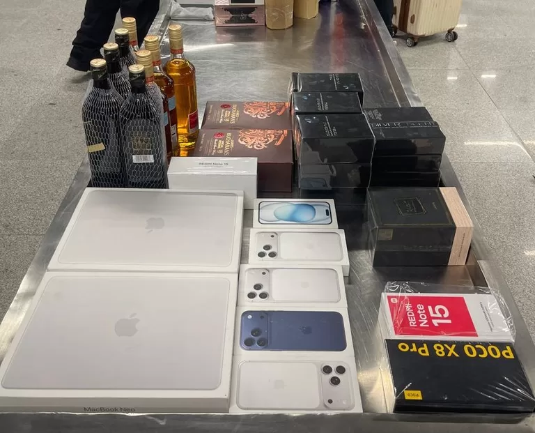 iPhone 17, whisky e perfumes: PF apreende produtos no Aeroporto Castro Pinto