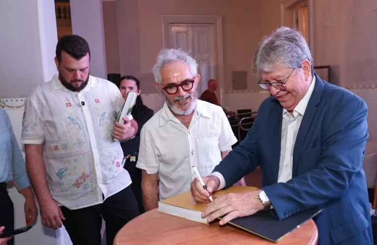 João Azevêdo apresenta livro sobre a Paraíba e reforça compromisso do governo com a cultura