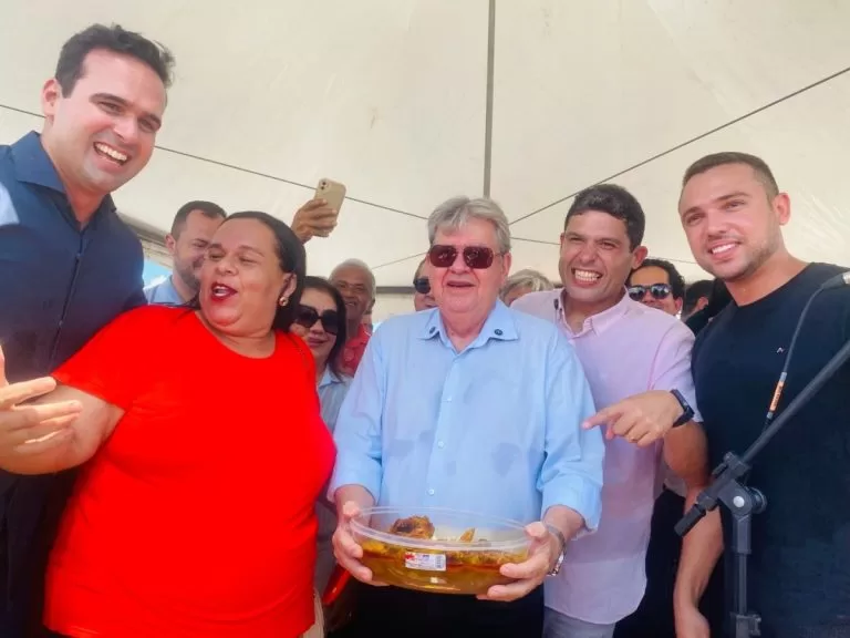 João inaugura Vila Olímpica de Guarabira e recebe galinha de aliados após ‘polêmica eleitoral’