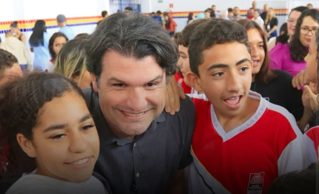 Lego, robôs e espaços maker: Leo Bezerra entrega 65a escola reconstruída e destaca padrão de ensino inovador