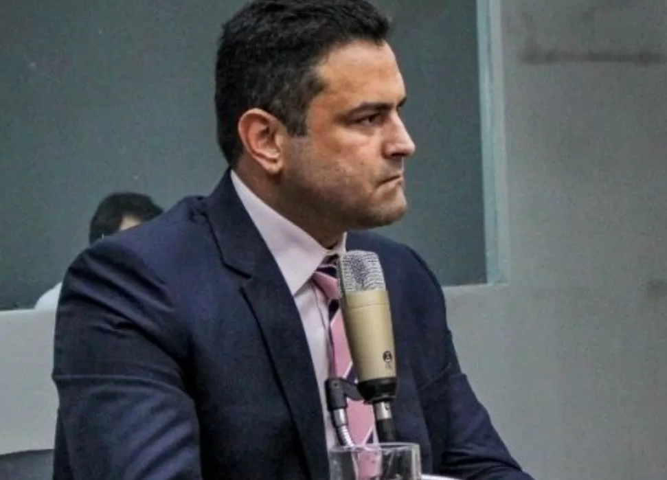 Léo Bezerra aceita pedido de Rougger Guerra e determina exoneração de chefe de gabinete