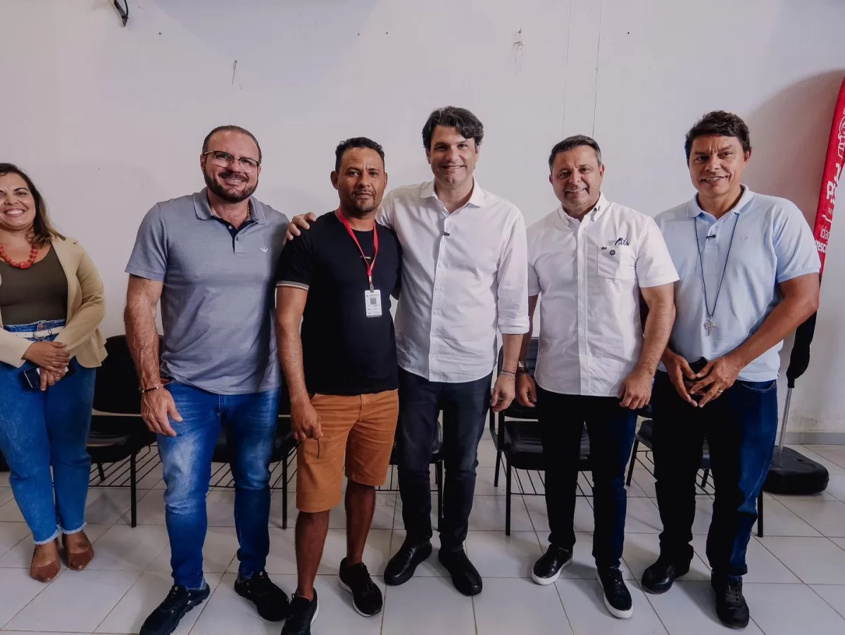 Leo Bezerra entrega crachás que organiza comércio de ambulantes na orla de Cabo Branco e Tambaú