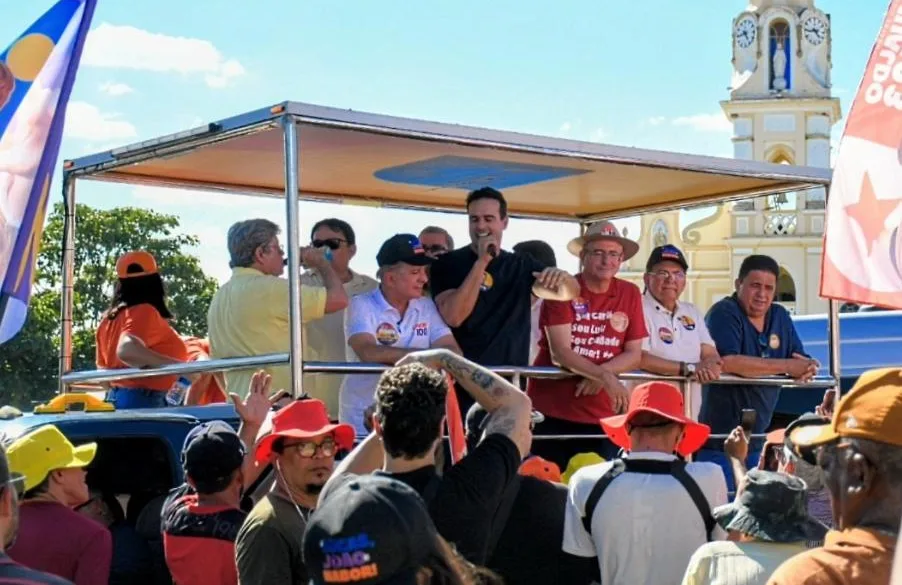 Lucas destaca investimentos em estradas, água e infraestrutura durante caravana pelo Cariri