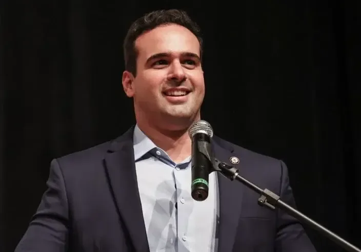 Lucas Ribeiro anuncia e entrega obras, ônibus escolar e helicóptero