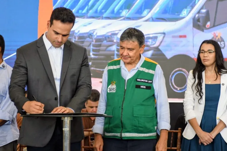 Lucas Ribeiro e ministro entregam veículos e ampliam serviços de assistência na PB