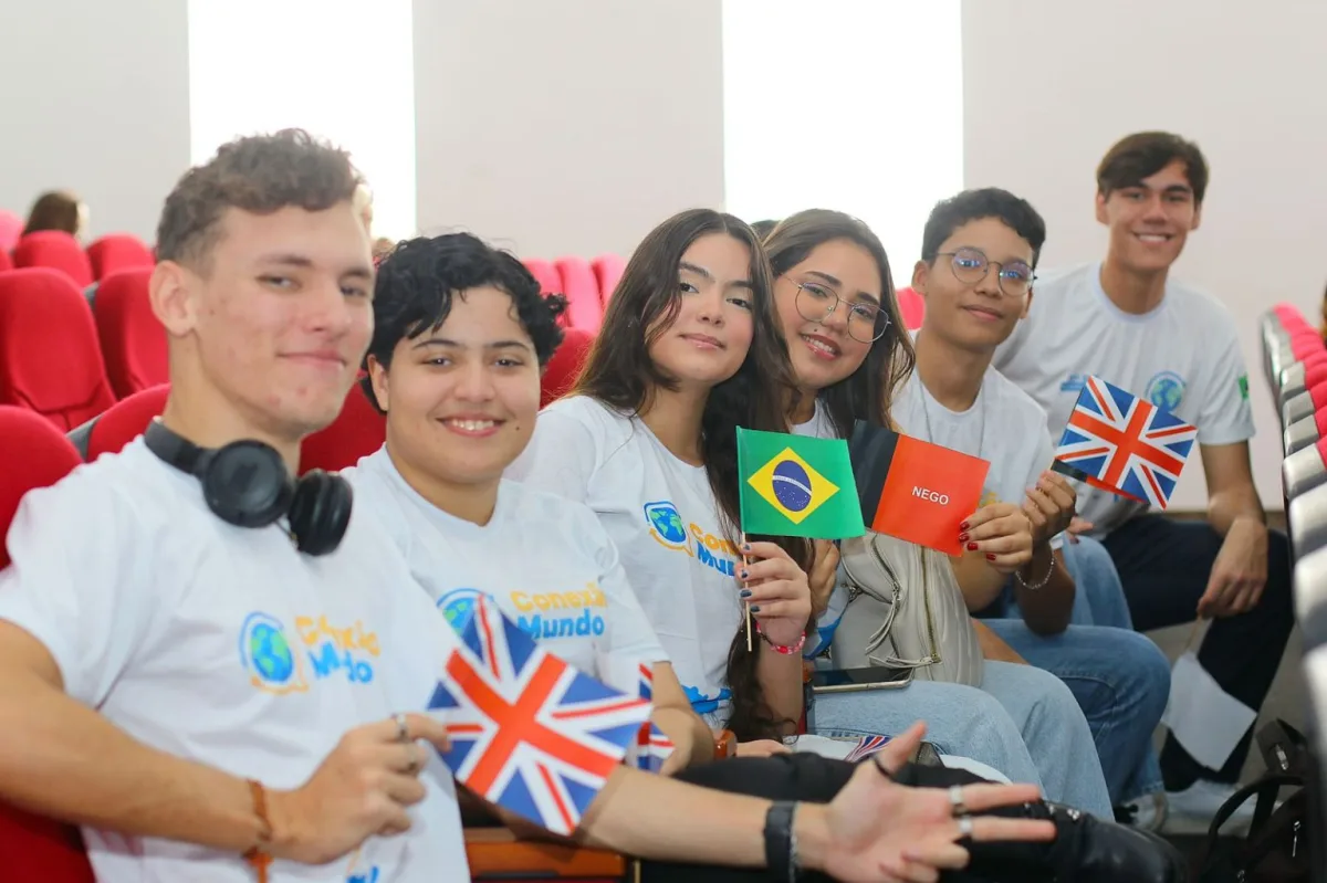 Lucas Ribeiro participa de pré-embarque de 59 estudantes da rede estadual para o Chile nesta sexta
