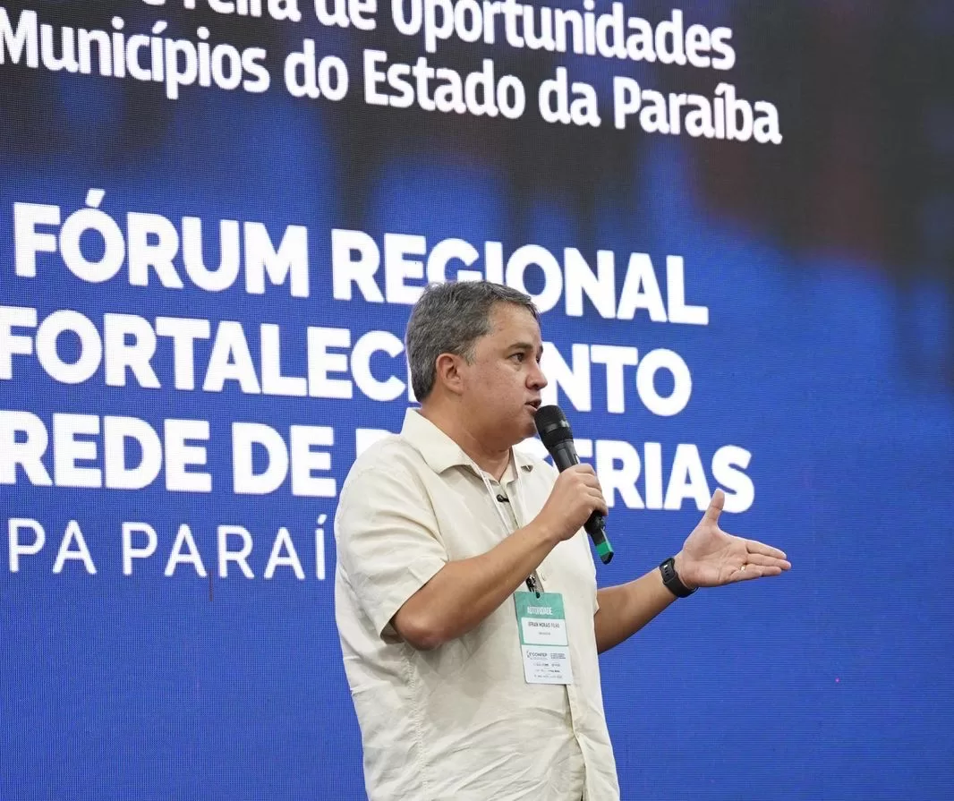 "Meu 'pé na estrada' é de coração, comprova que sou municipalista na prática e isso ninguém tira"*, diz Efraim em Campina Grande 
