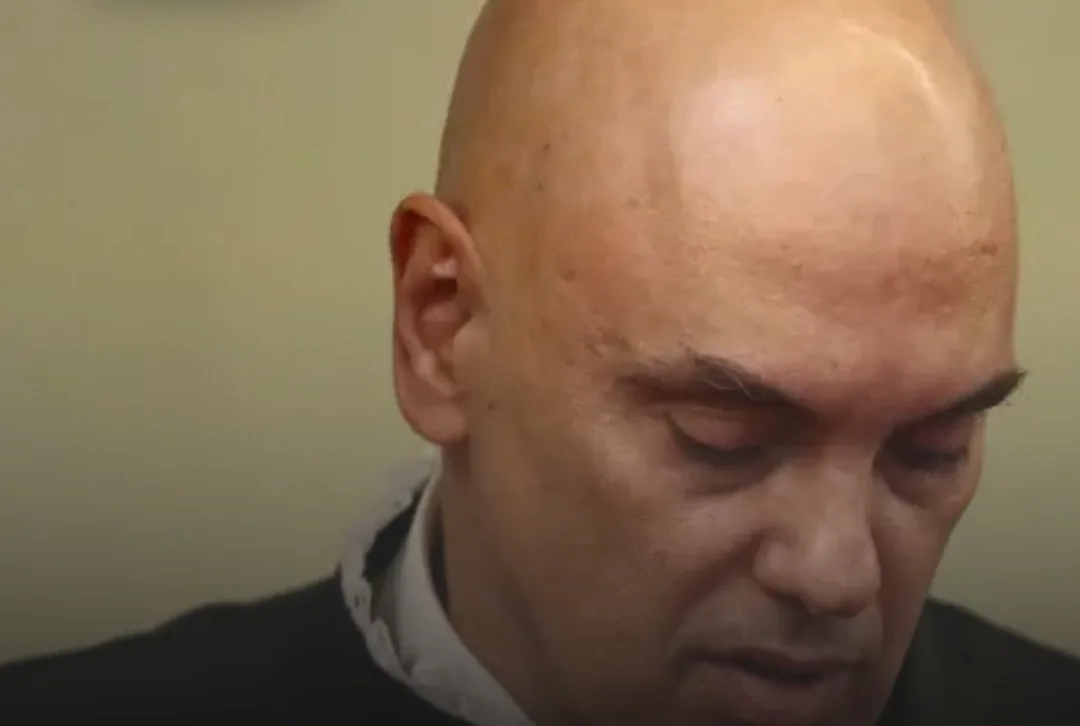 Moraes entrega defesa de 44 páginas, ataca Mendonça e comete erros de português