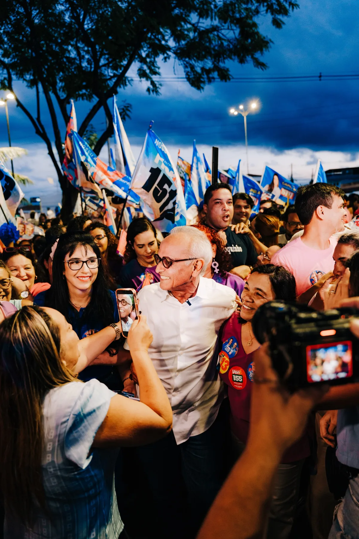 Multidão acompanha Cícero na Caminhada das Mulheres e candidato se compromete com políticas de saúde, segurança e geração de renda para o público feminino