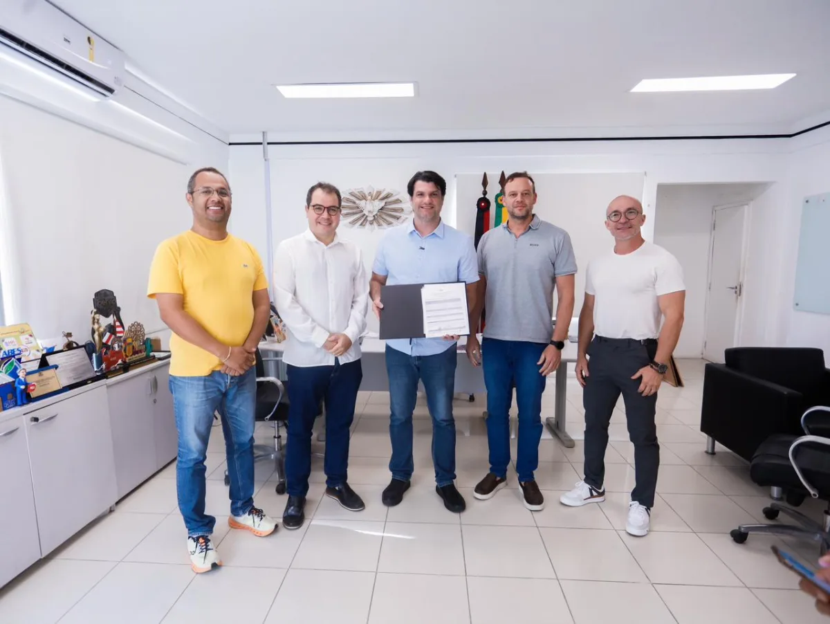 No Cabo Branco Leo Bezerra assina termo de posse de terreno que abrigará a ‘Casa da Orla’ em João Pessoa