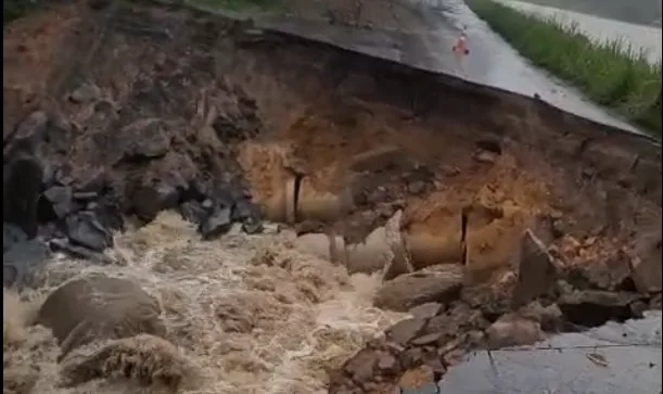 PB-032 é totalmente interditado em Pedras de Fogo após cratera se agravar com fortes chuvas