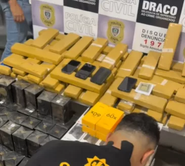 Polícia apreende 100 kg de drogas e produtos contrabandeados em caminhão, em CG