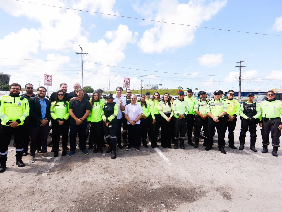 Política de modernização Leo Bezerra entrega fardamento para os agentes de mobilidade urbana e novos veículos para a Semob-JP