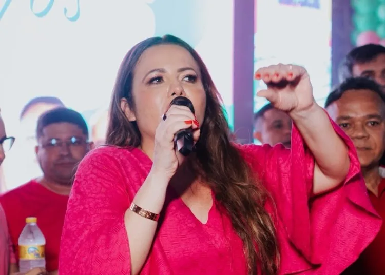 Prefeita Tacyana Leitão demonstra força política e reúne lideranças em ginásio lotado, em Bayeux