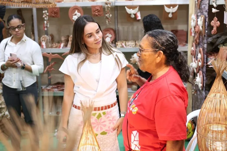 Primeira-dama Camila Mariz acompanha artesãos paraibanos na Fenearte, em PE
