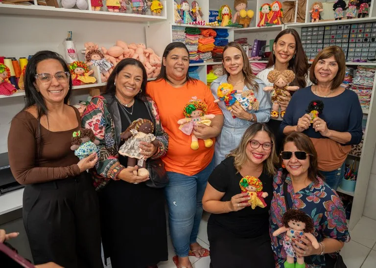Primeira-dama Camila Mariz visita artesãs que serão homenageadas no Salão do Artesanato