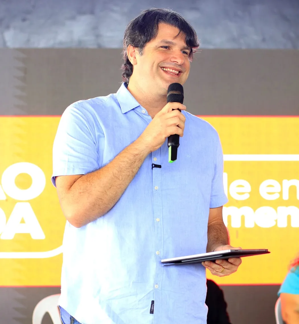 Regularização fundiária: Leo Bezerra entrega 70 escrituras e garante direito à casa própria para famílias de João Pessoa