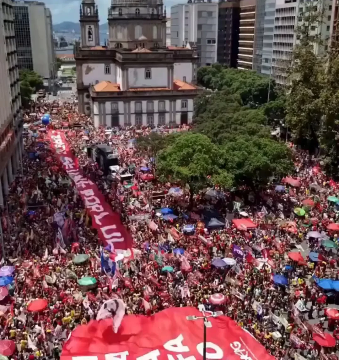 Rio: ato contra extrema direita leva multidão à Candelária