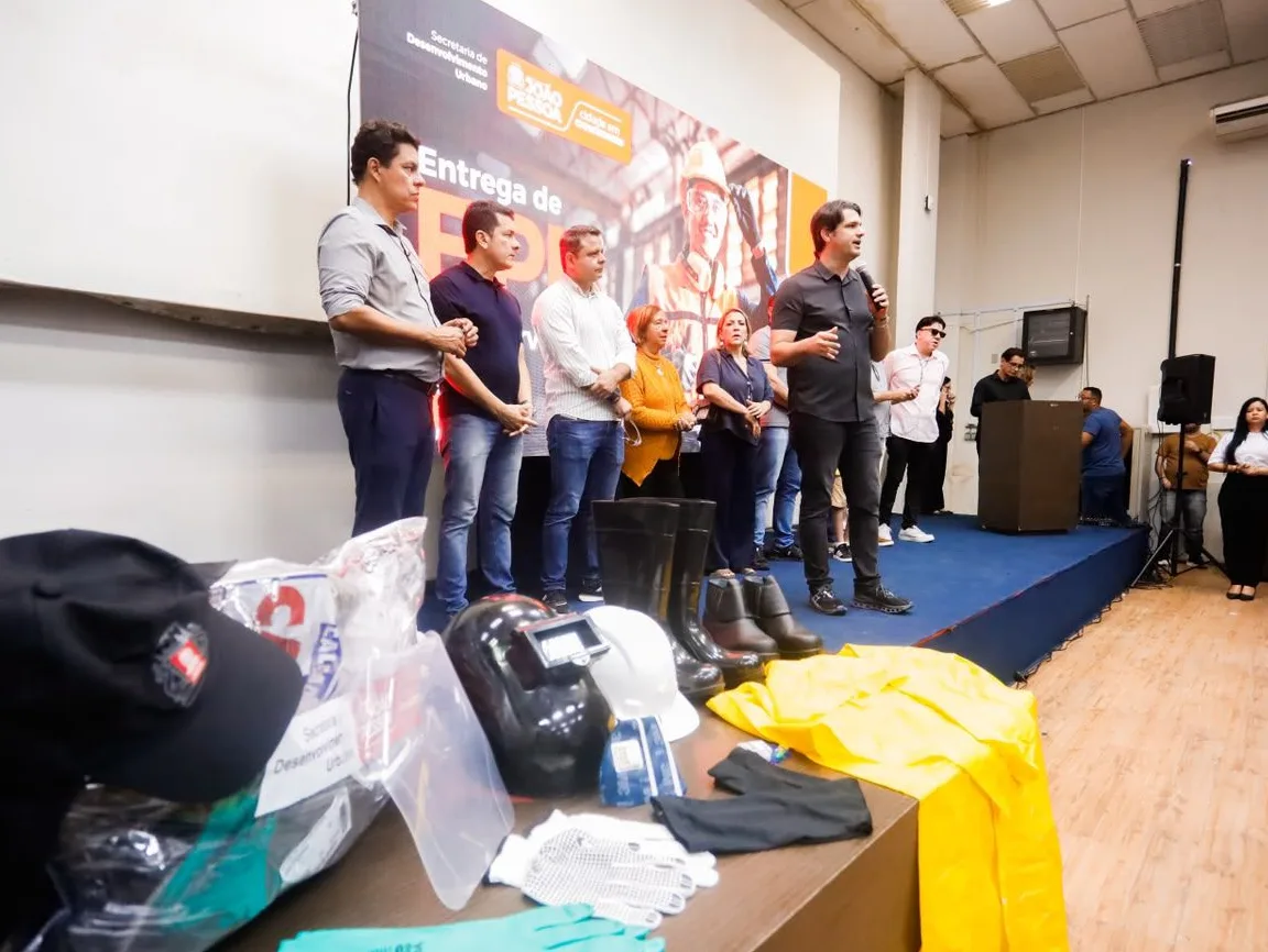 Saúde e segurança Leo Bezerra entrega mais de 160 kits de EPIs para profissionais que atuam na zeladoria de João Pessoa