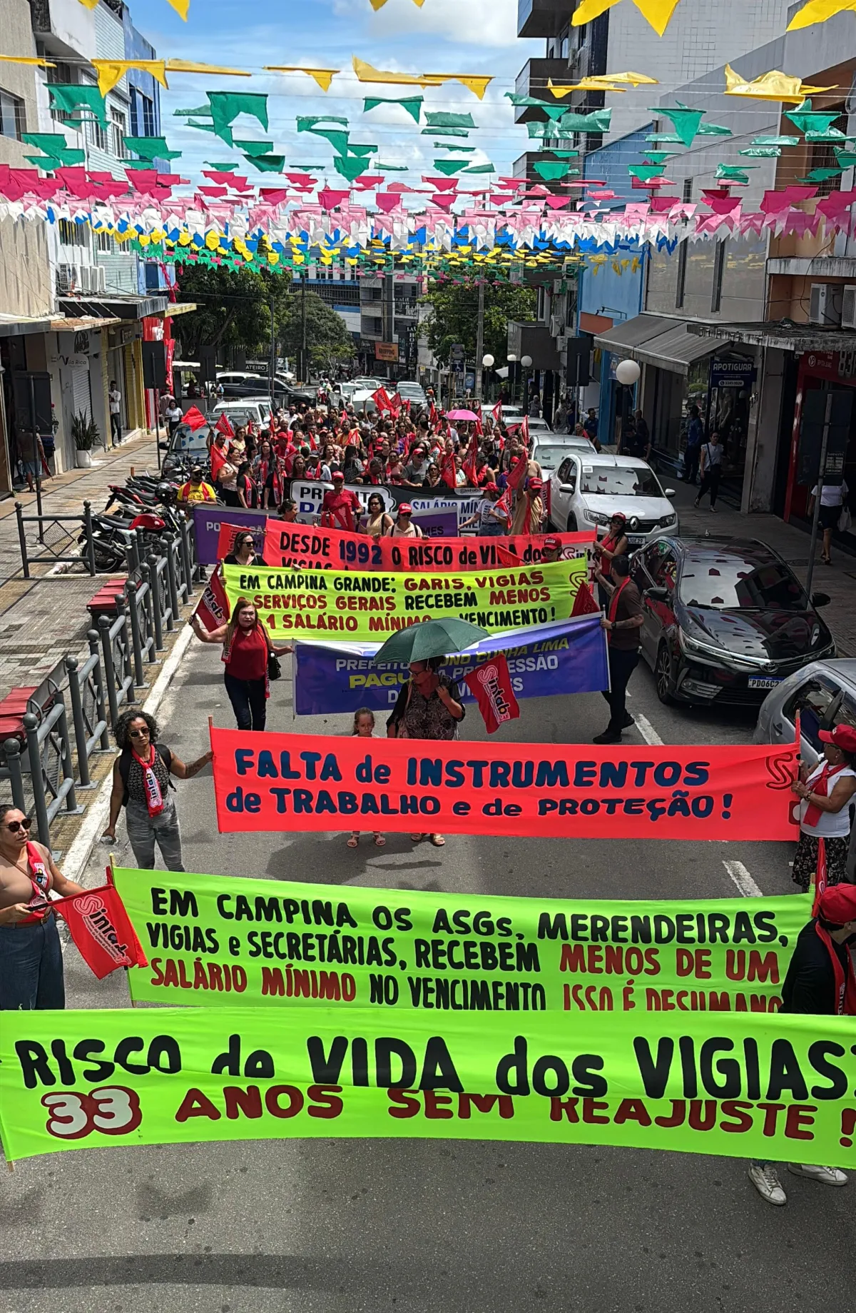 Servidores municipais realizam caminhada no Centro de Campina Grande e cobram reajuste salarial