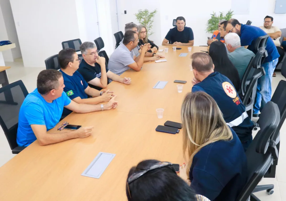 Suporte em diversas áreas: Em reunião de emergência com secretarias, Leo Bezerra determina ações preventivas de força-tarefa e no auxilio aos atingidos pelas chuvas