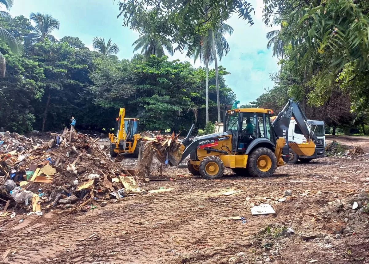 Trabalho preventivo Prefeitura intensifica ações de limpeza, desobstrução de galerias e coleta de lixo durante final de semana e feriado de Tiradentes