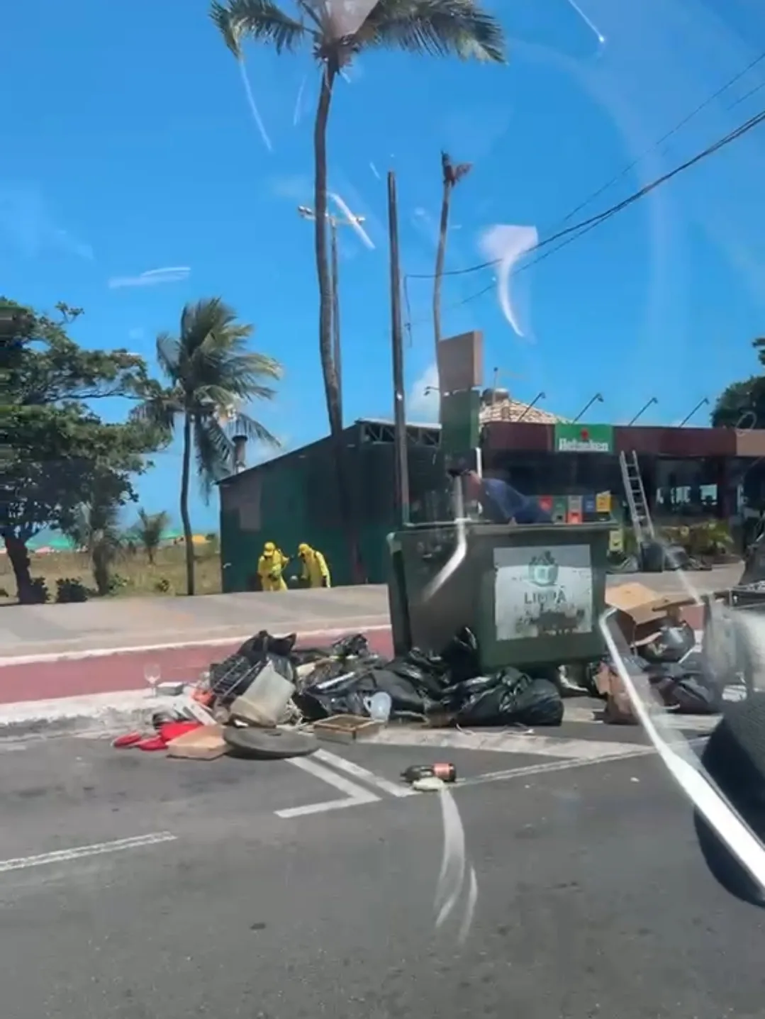 TURISTA FLAGRA CATADOR ESPALHANDO LIXO NA ORLA DE JOÃO PESSOA E EXPÕE PROBLEMA QUE FOGE AO CONTROLE DA LIMPEZA MUNICIPAL