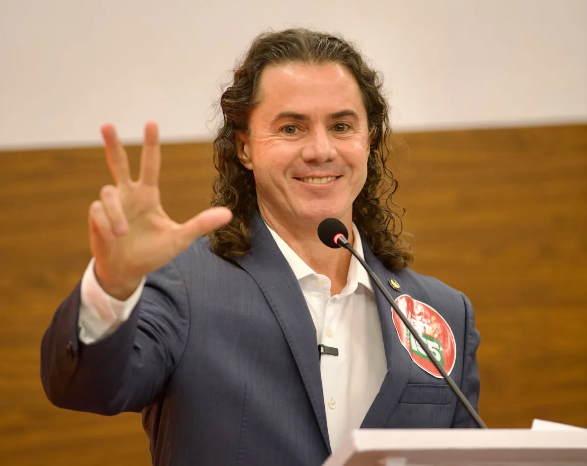 Veneziano ganha mais 4 direitos de reposta em cadeia de rádio e TV, que serão veiculados mesmo com o término do guia