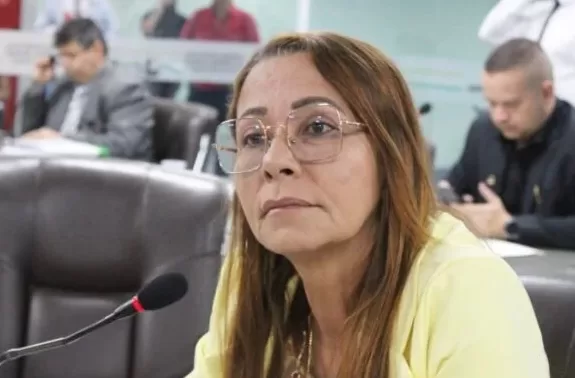 Vereadora Aninha Cardoso cobra investigação rigorosa e critica gestão da saúde após morte de Liana Maria